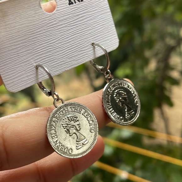 Beautiful silver coin 🪙 earrings | NWT - Picture 5 of 8